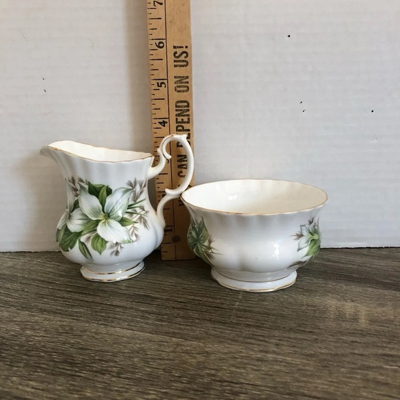 Vtg Royal Albert Trillium Sugar and Creamer - Picture 8 of 11